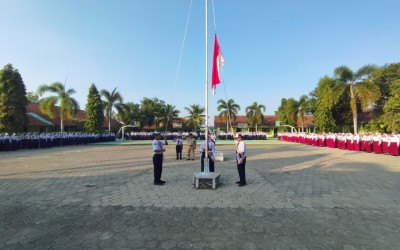 UPACARA BENDERA DAN PEMBUKAAN KEGIATAN MASA PENGENALAN LINGKUNGAN SEKOLAH